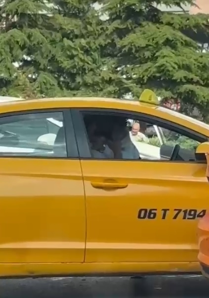 Trafikte tartıştığı taksi şoförünü yumrukladı; o anlar kamerada