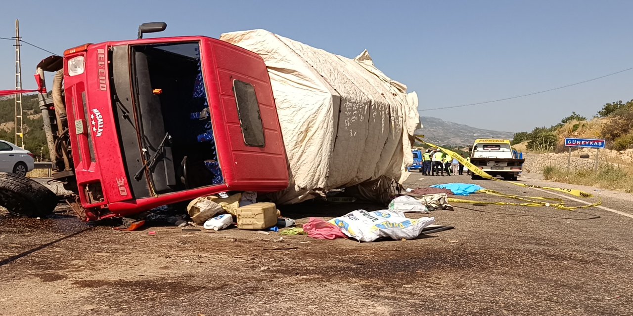 Adıyaman'da kamyonet ile otomobil çarpıştı: 1 ölü, 5 yaralı