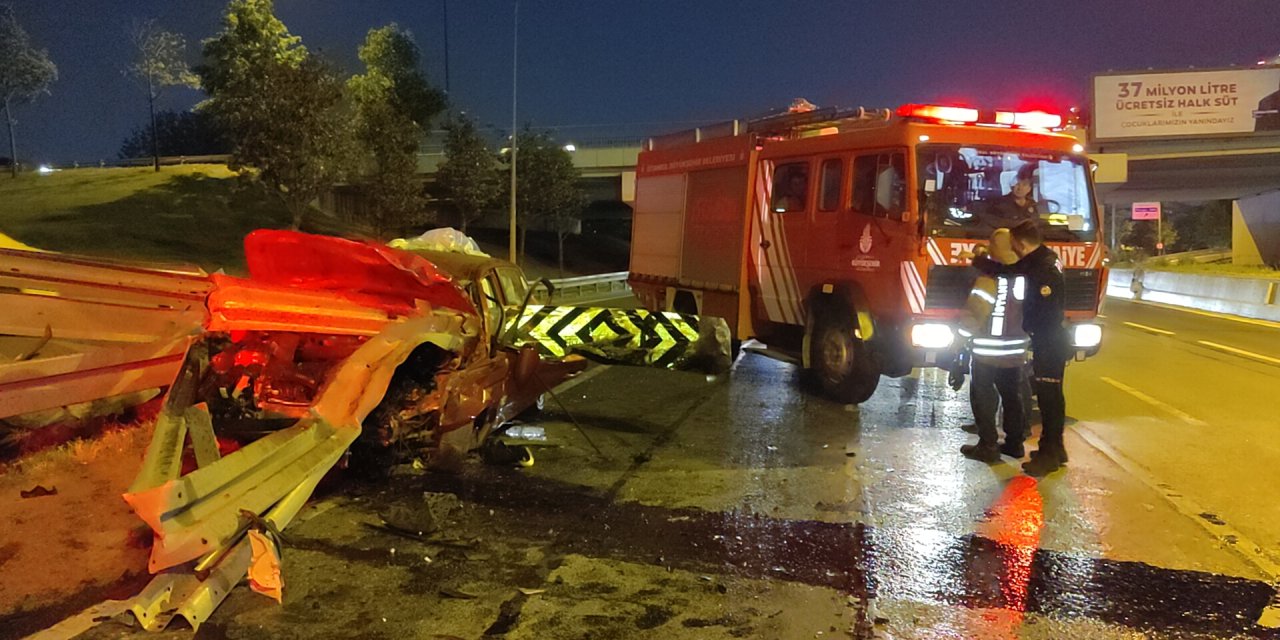 İstanbul- Bayrampaşa'da otomobil demir bariyere saplandı