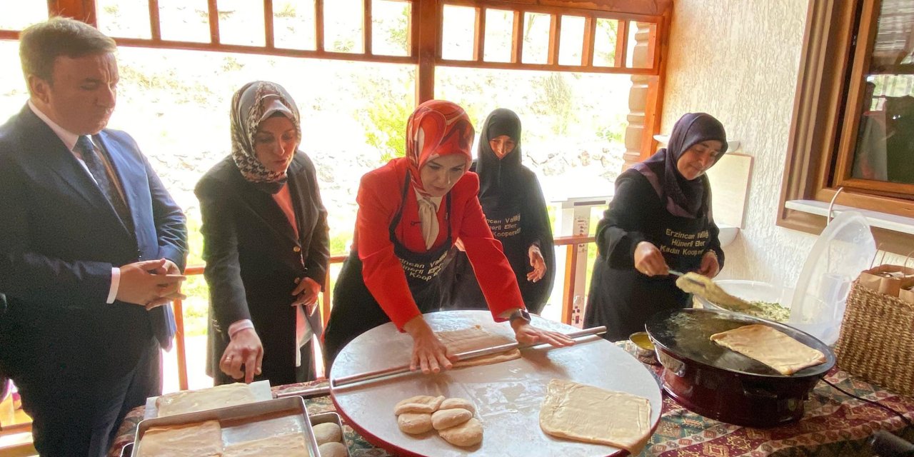 Bakan Göktaş, kadın kooperatifinde hamur açtı