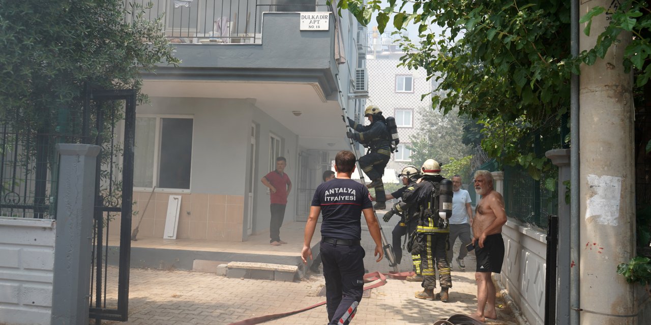 Tartıştığı arkadaşı ile onun ağabeyinin dairelerini ateşe verdi