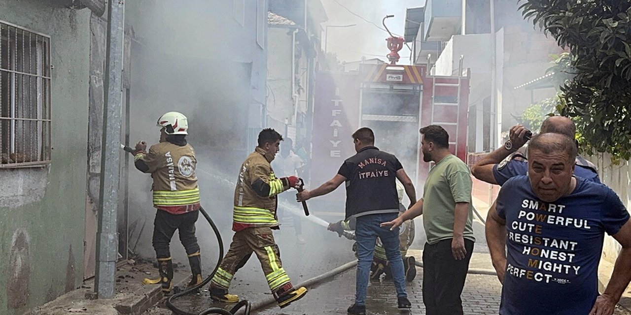 Müstakil evde çıkan yangın bitişiğindekine de sıçradı