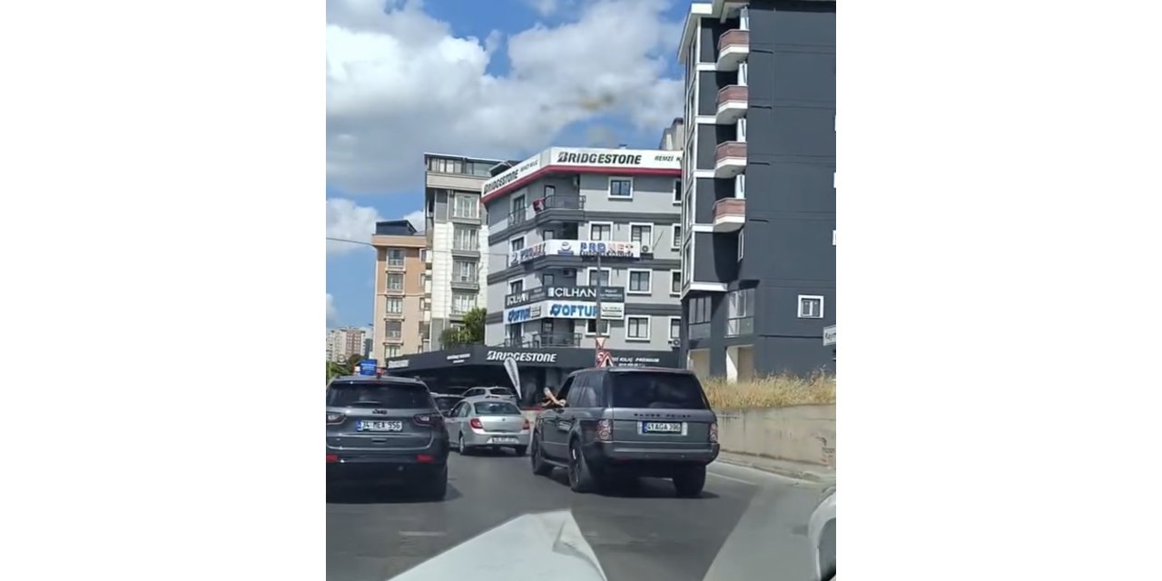 İstanbul-Maltepe'de ayağını camdan çıkarıp uzun süre cip kullandı