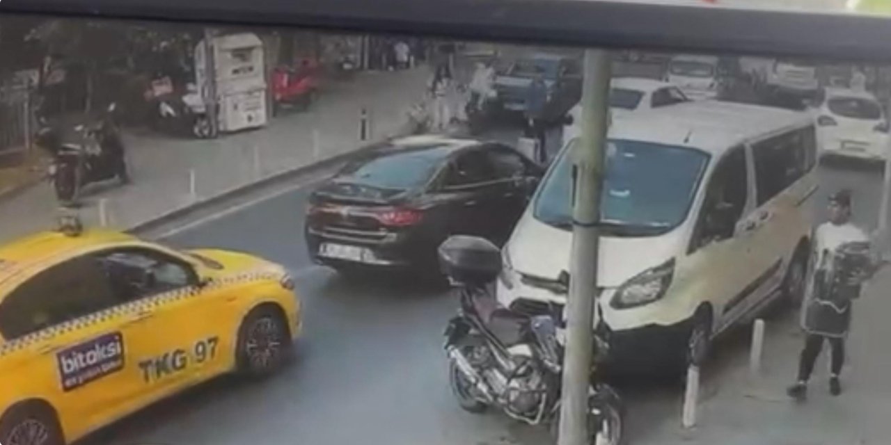 Kağıthane'de Fren Yerine Gaza Bastı: 4 Araca Çarptı 2 Kişi Yaralandı; O Anlar Kamerada