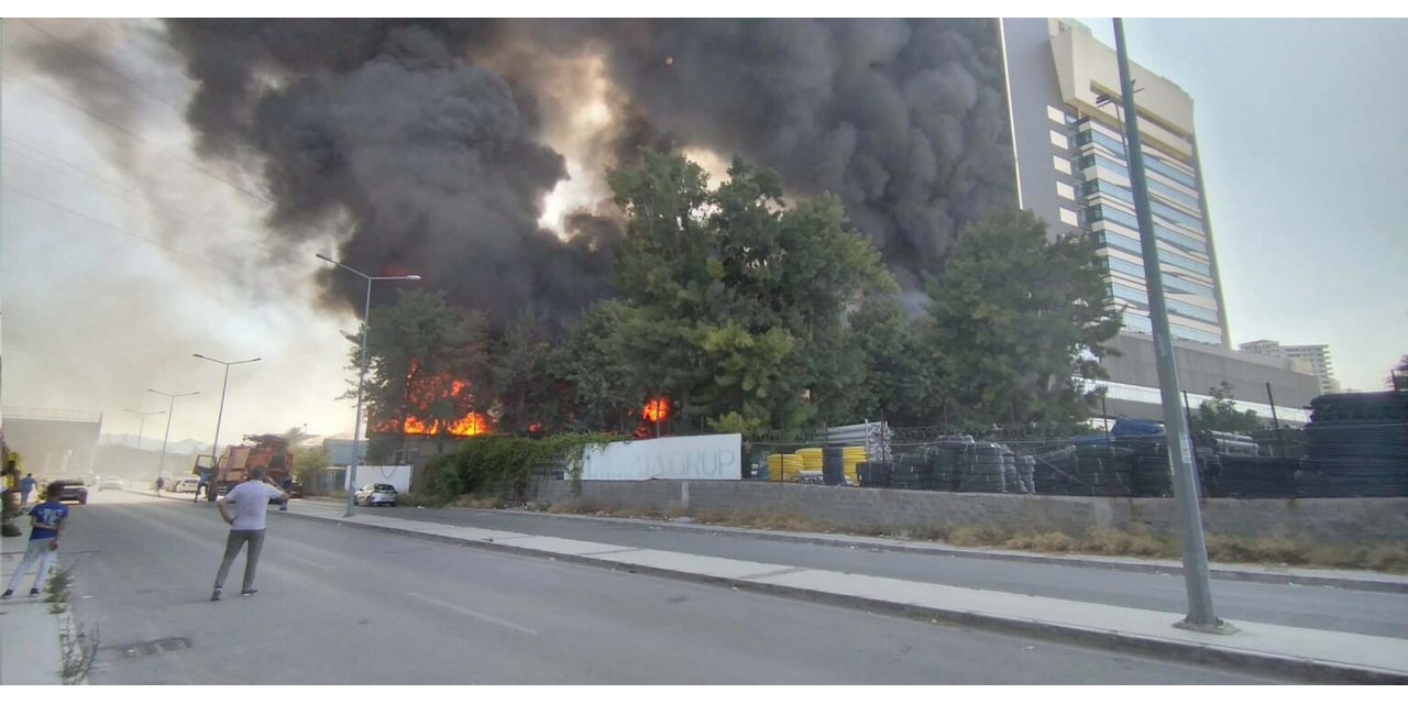 Trafoda çıkan yangın fabrikaya ve hastaneye sıçradı; hastalar tahliye ediliyor