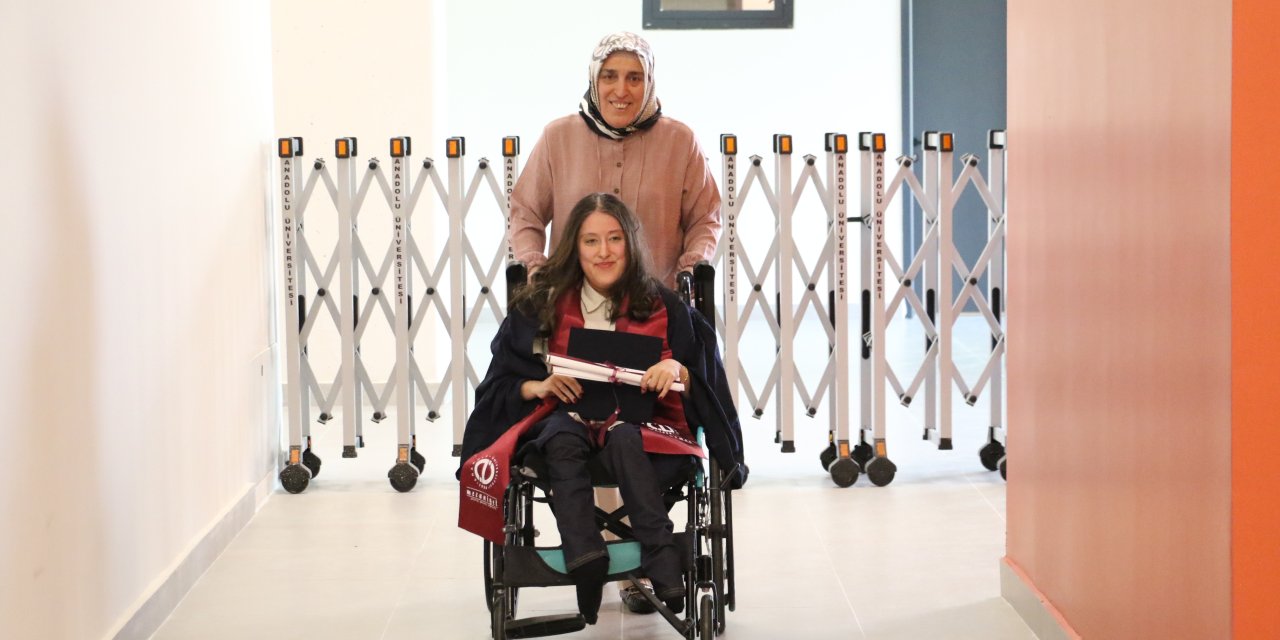 İlkokul ve ortaokula annesinin sırtında giden engelli Tuana üniversiteden mezun oldu