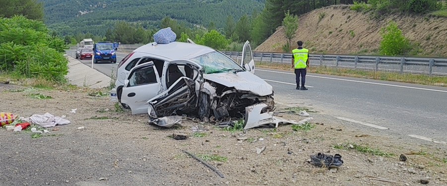 Otomobil menfeze çarptı: 1 ölü, 3 yaralı