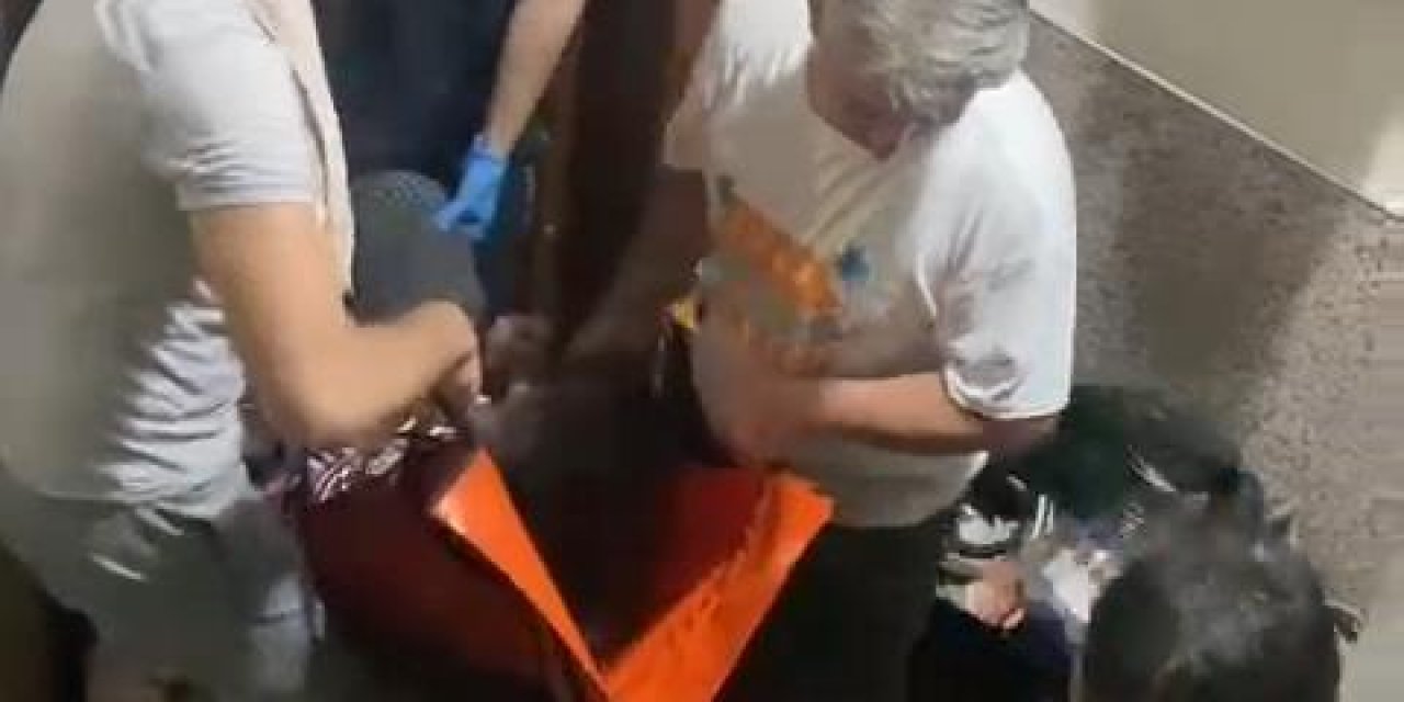 Sultangazi’de Su Baskınında Mahsur Kalan Yatalak Hastayı Polis Ve Kurtardı