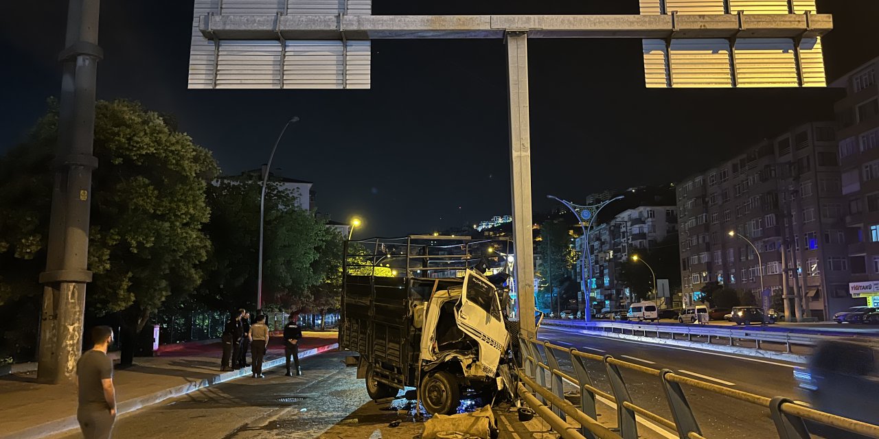 Kocaeli'de, tabela direğine çarpan kamyonun şoförü yaralandı