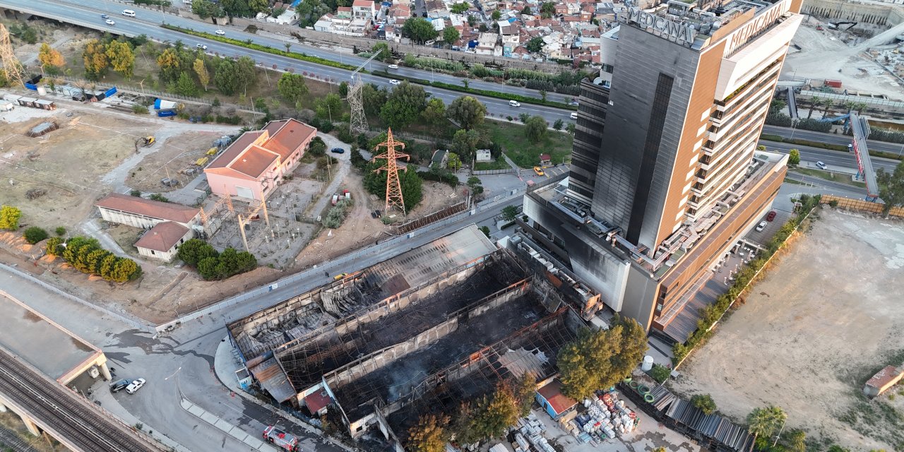 İzmir'deki plastik fabrikasının deposunda çıkan yangının hasarı gün aydınlanınca ortaya çıktı