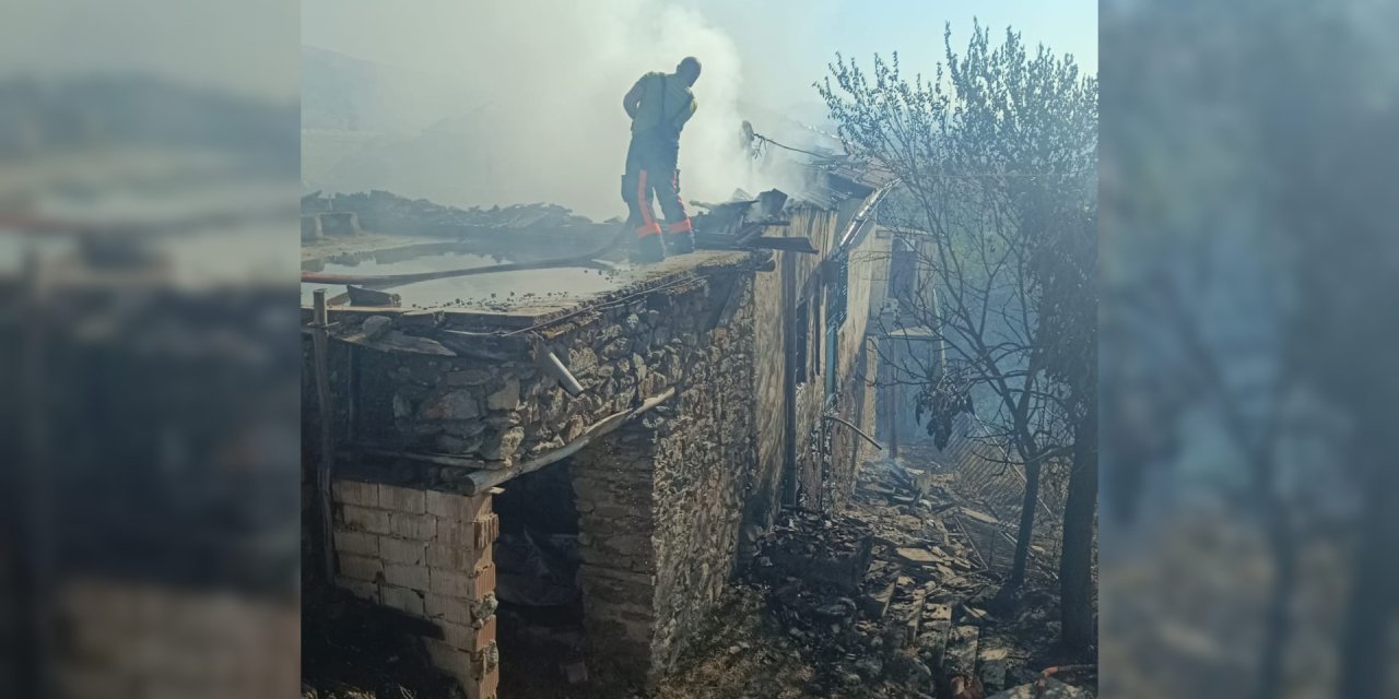 Malatya'da ot yangınında alevler ağır hasarlı evlere sıçradı (2)
