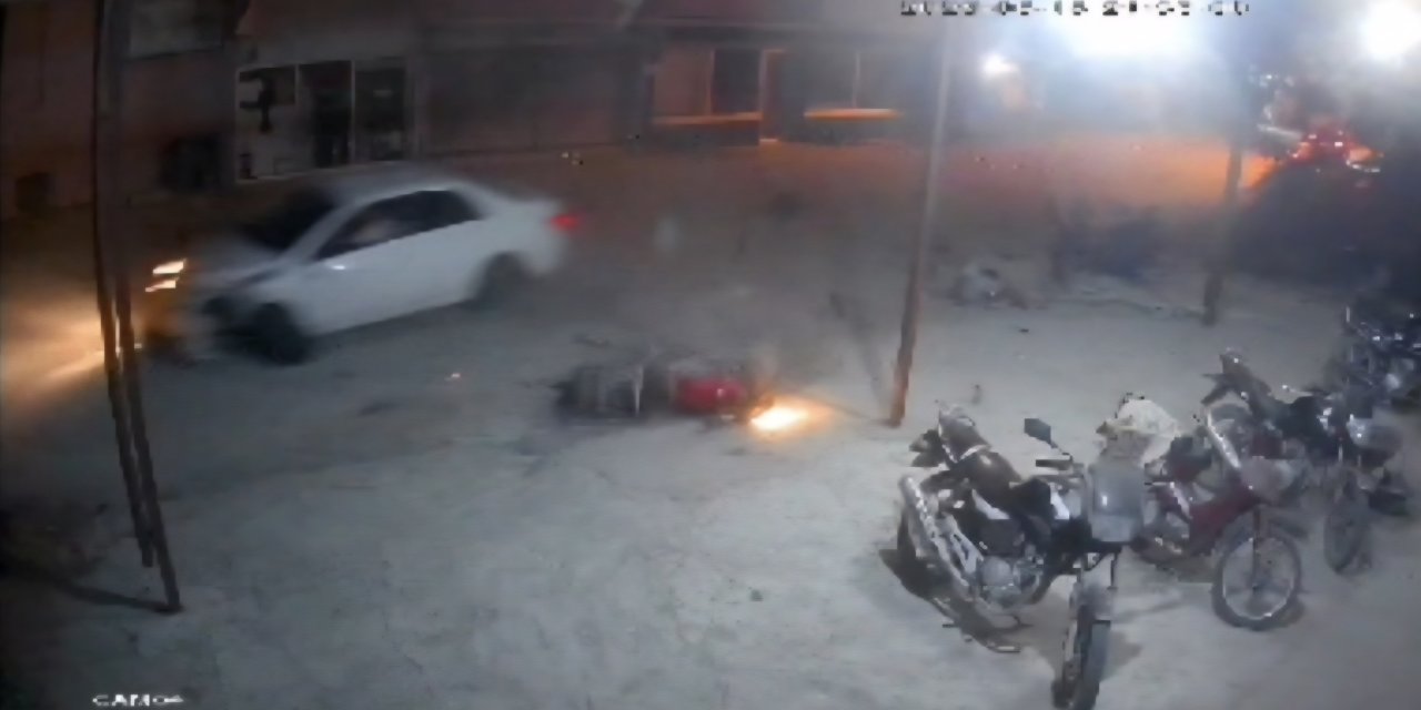 İki motosikletle çarpışan otomobil sürücüsünün kaçtığı kaza kamerada: 4 yaralı