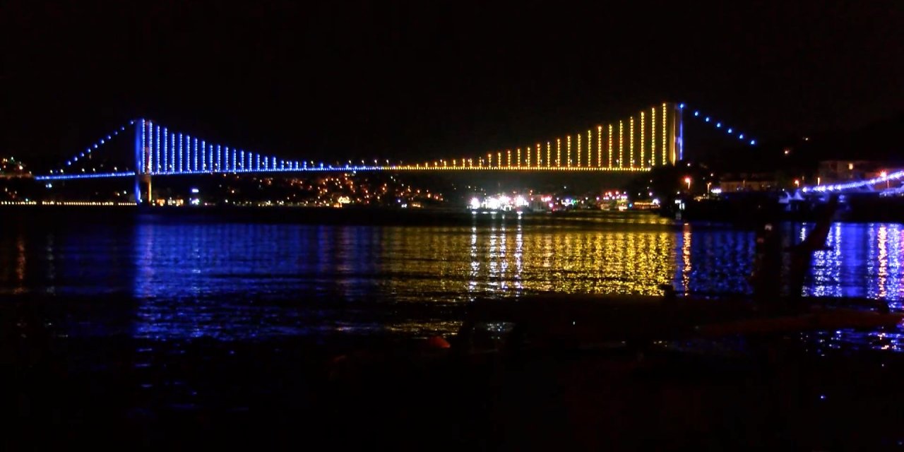 İstanbul Boğazı'ndaki Köprüler, Şampiyon Fenerbahçe'nin Renkleriyle Işıklandırıldı