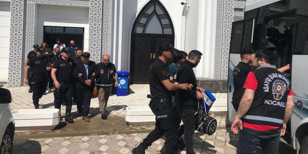 Cinayet Duruşmasında Taraflar Birbirinin Üzerine Yürüdü, Salon Boşaltıldı