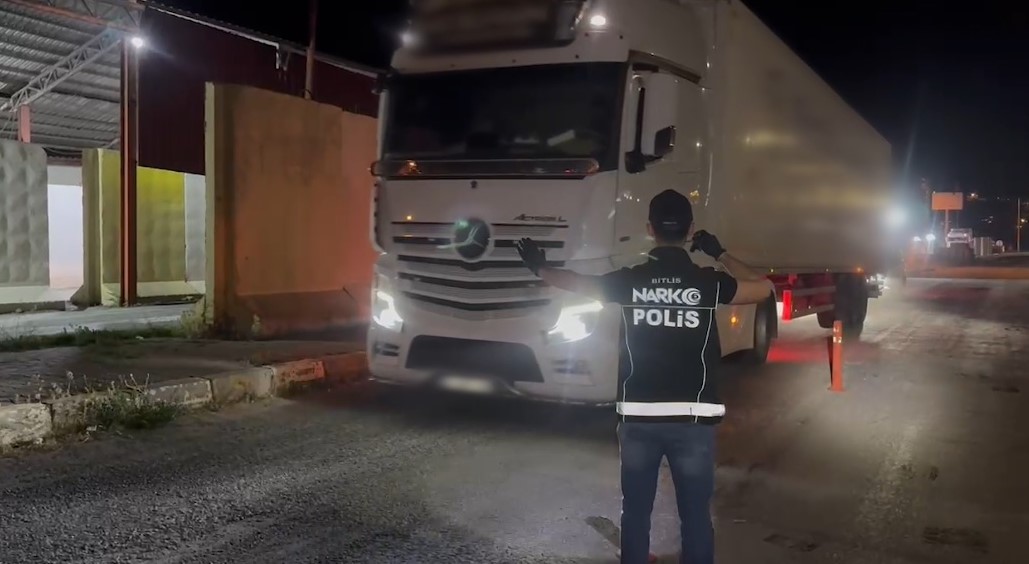 Bitlis'te salça paketleri arasında uyuşturucu çıktı