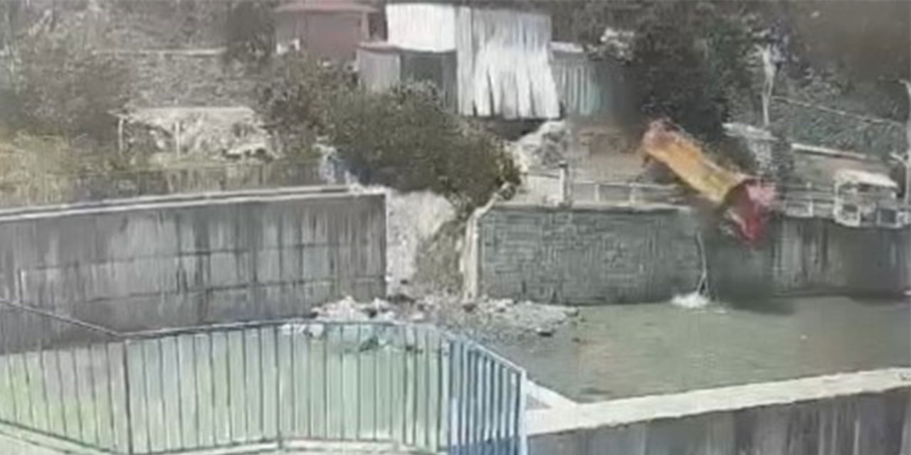 Oto yıkamacıya getirilen kamyon, dereye düştü; o anlar kamerada