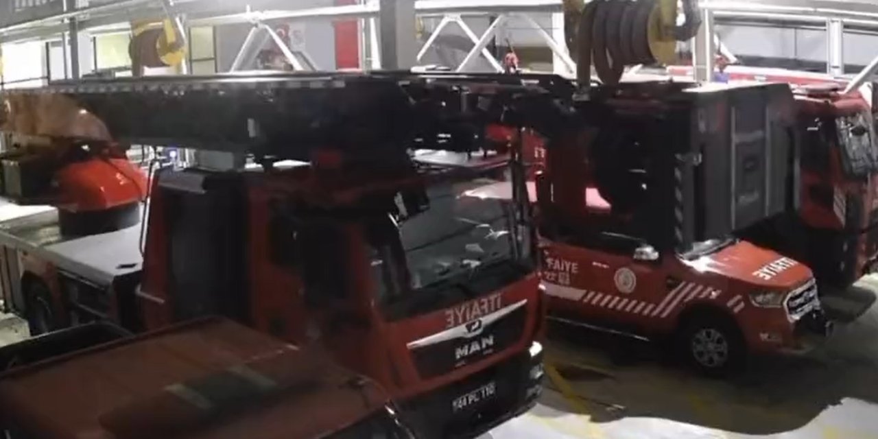 7.6'lık Depremde 16 Tonluk İtfaiye Aracının Sallanması Kamerada