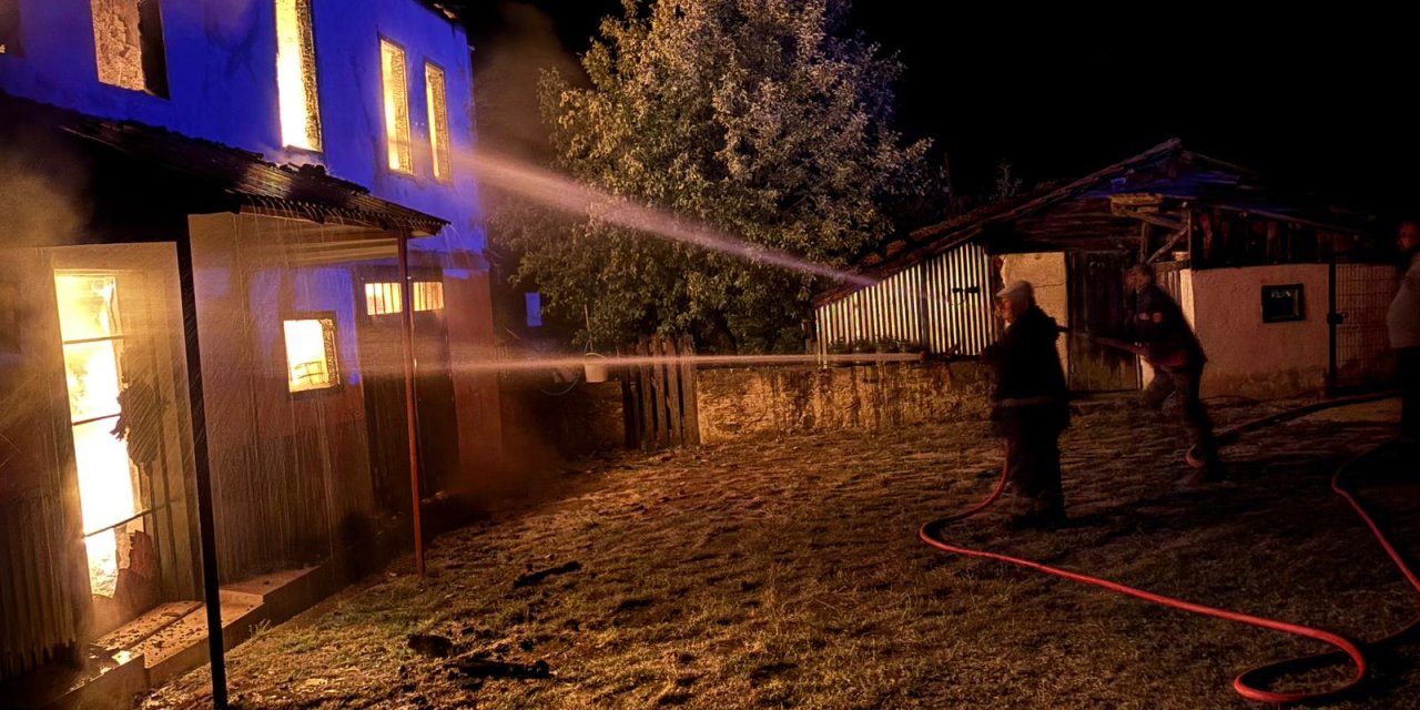 Karabük'te 2 katlı müstakil ev yandı