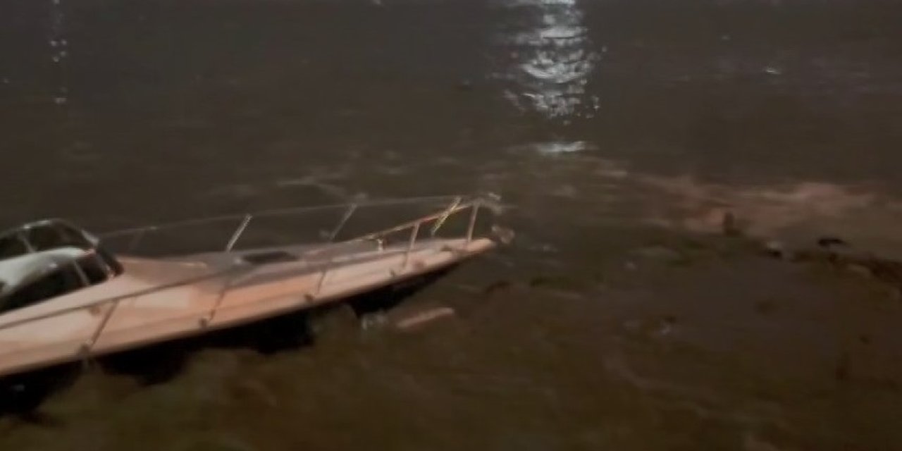 Küçükçekmece'de Mahsur Kalanların Çatısına Çıktığı Kafenin Sahibi : Arabayı Gitmesin Diye Halatla Bağladık