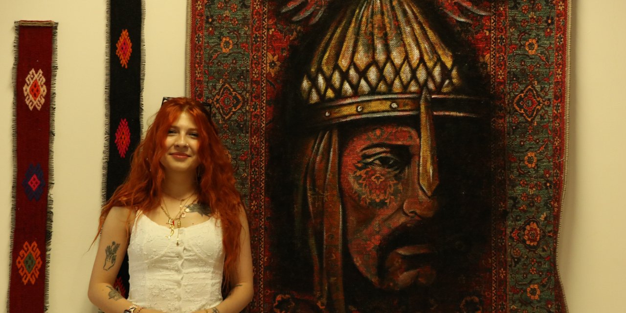 Annesinin Sergisi İçin Devlet Büyükleri Ve Hayvan Figürlerini Halı Üzerine Çizdi