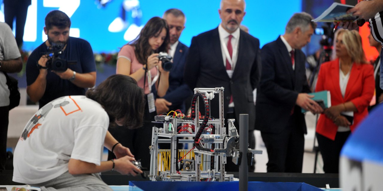 Bursa'da 15'inci Uluslararası Meb Robot Yarışması Başladı