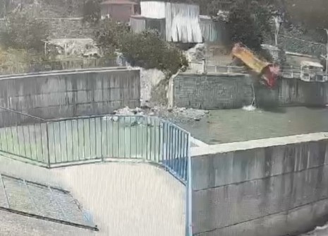 Oto yıkamacıya getirilen kamyon, dereye düştü; o anlar kamerada