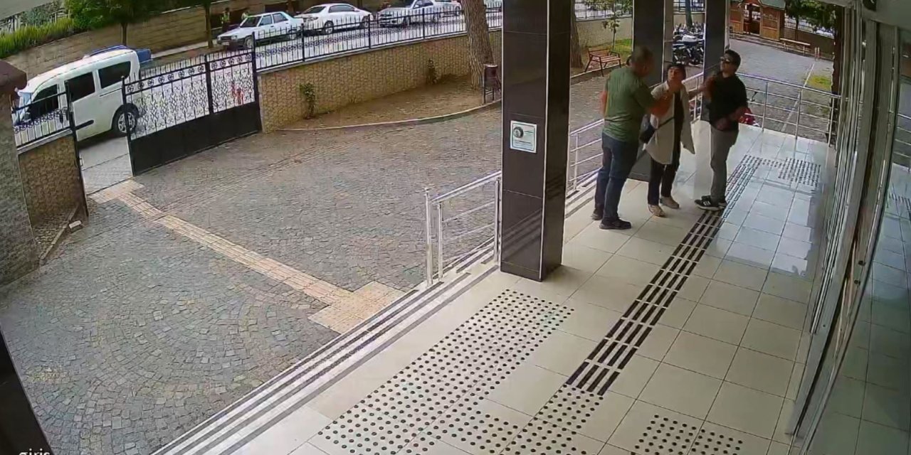 Şüpheliyi Görüntüleyen Gazeteciye Saldırı; O Anlar Kamerada