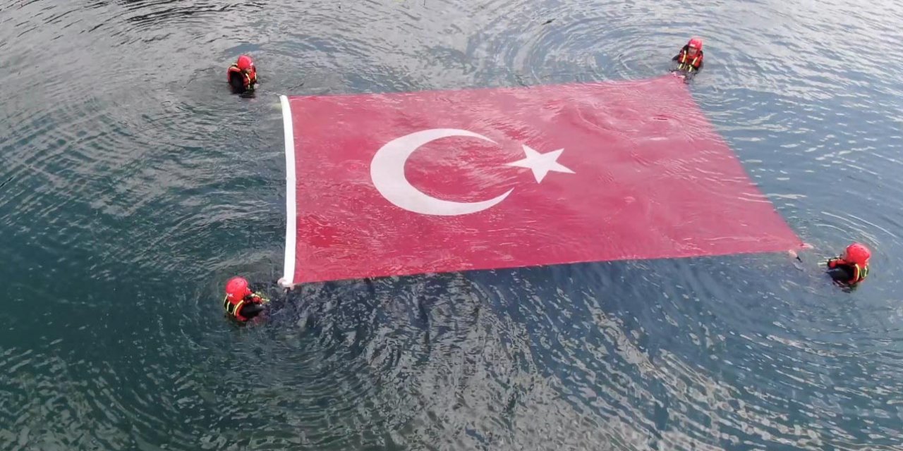Gölde Türk Bayrağı Açıp, Jandarma'nın Kuruluş Yıl Dönümünü Kutladılar