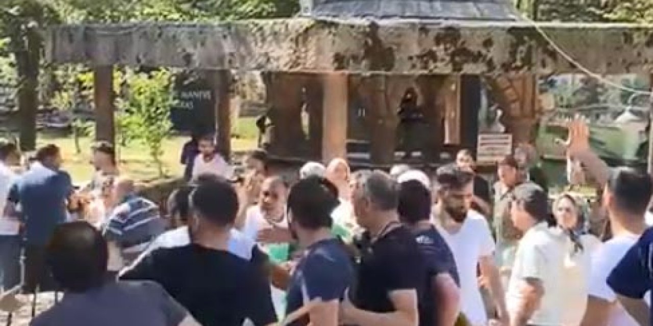 Türbede Tekme, Yumruk Ve Sopalarla Kavga Ettiler