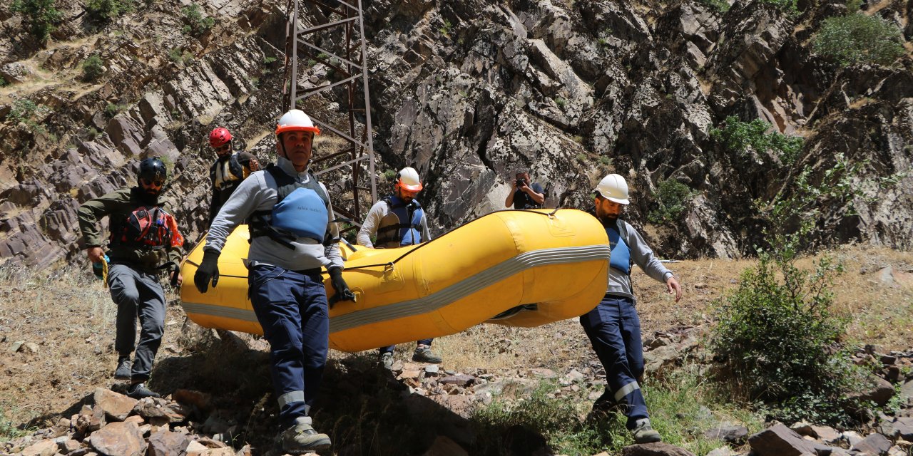Zap Vadisi'ndeki Elektrik Arızasına Rafting Botu İle Müdahale