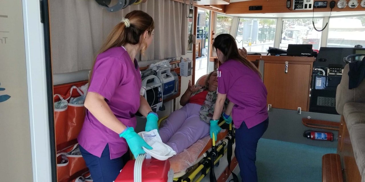 Leros Adası açıklarında parmağı kopan kadın, deniz ambulansıyla Bodrum'a getirildi