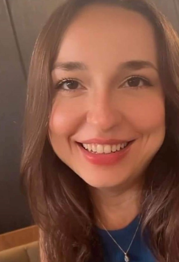 Alaşehirli genç öğretmen Betül Kocatürk, ikamet ettiği binanın çökmesi sonucu enkaz altında kalarak hayatını kaybetti.