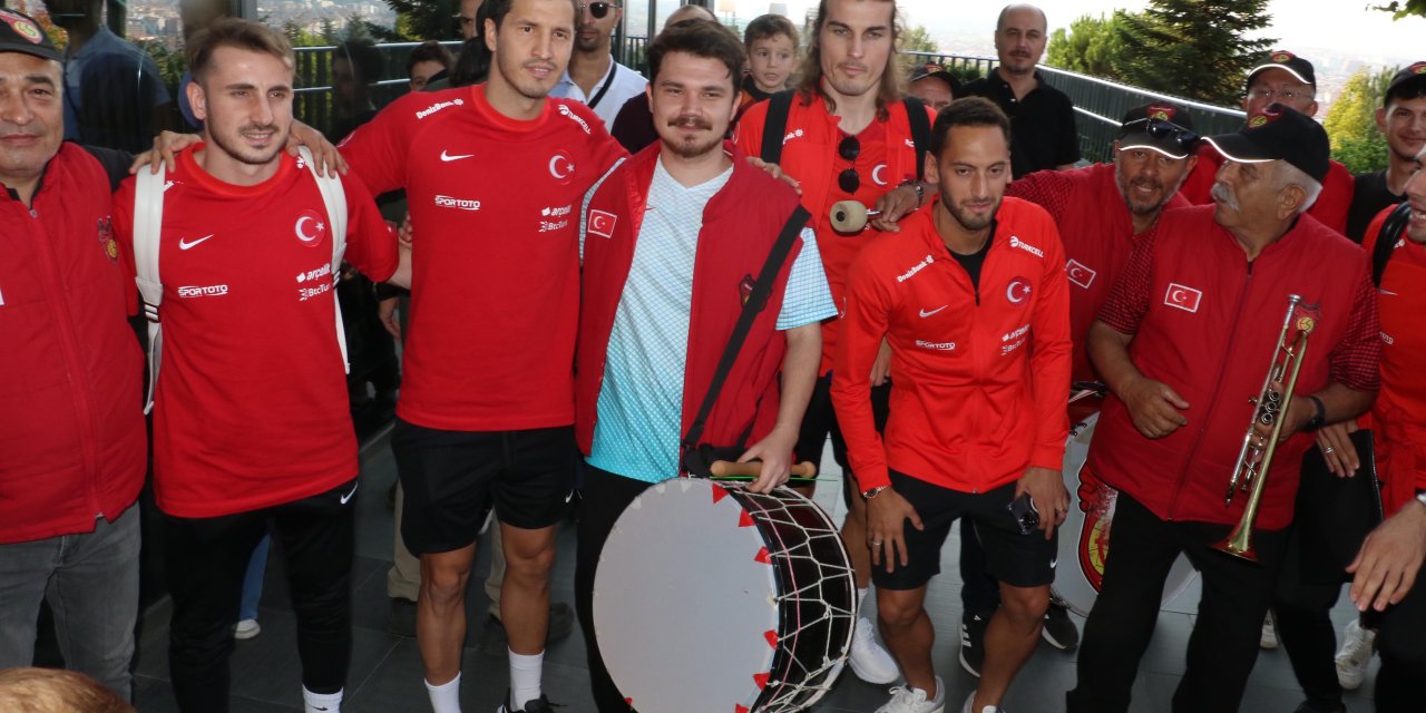 A Milli Futbol Takımı'na Eskişehir’de Bandolu Karşılama