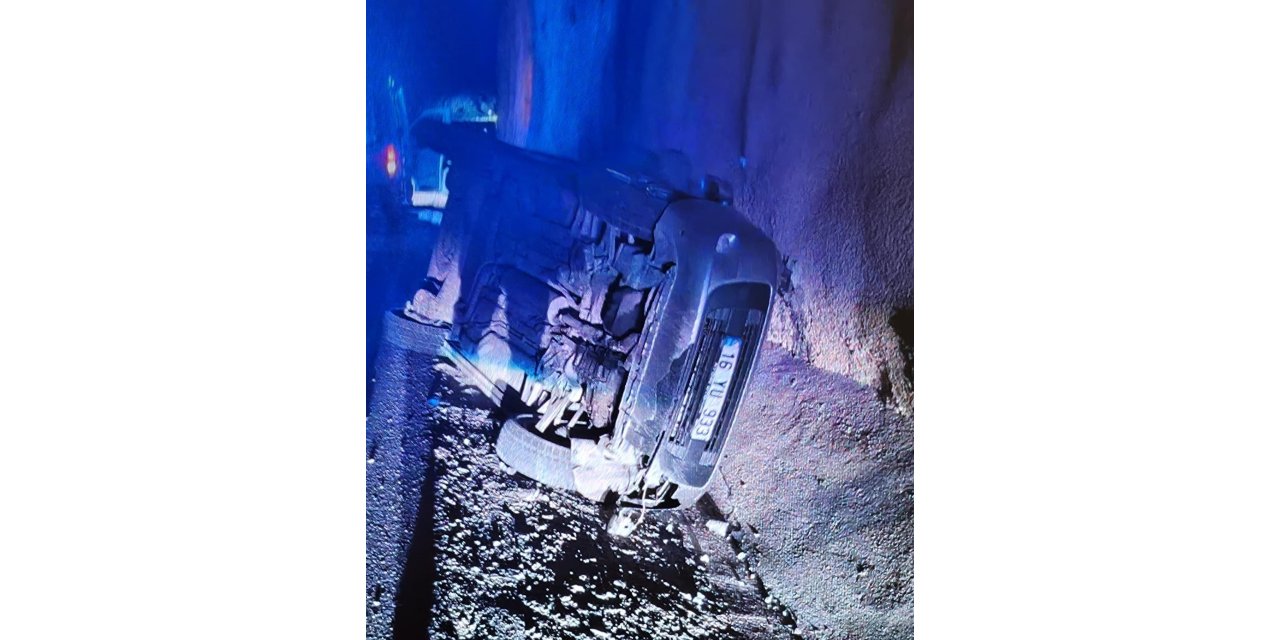 Otomobil su kanalına düşüp, istinat duvarına çarptı; 2 yaralı