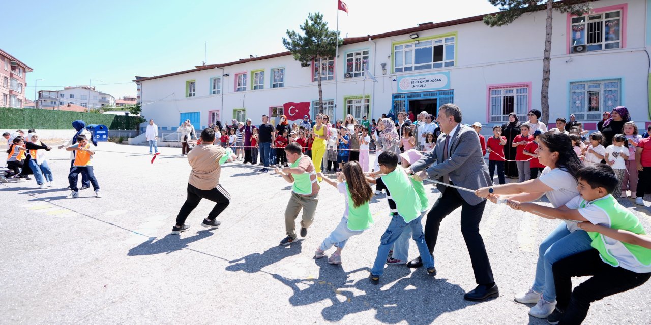 Bakan Tekin, öğrenciler ile birlikte halat çekti