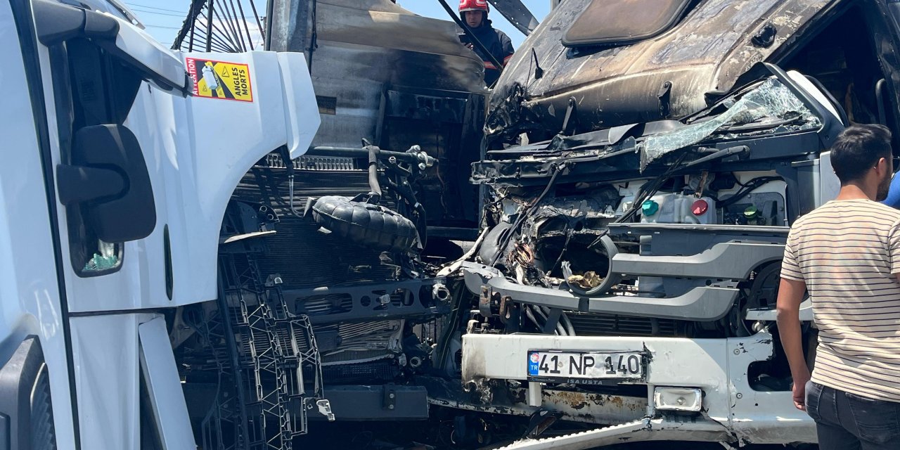 Sakarya'da karşı şeride geçen TIR, iki TIR'a çarptı: 1 ölü, 2 yaralı