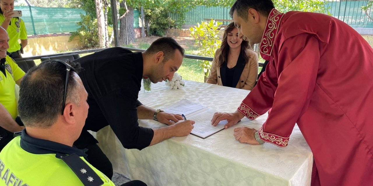 Nikahları Görev Yaptıkları Bölge Trafik İstasyonunda Kıyıldı