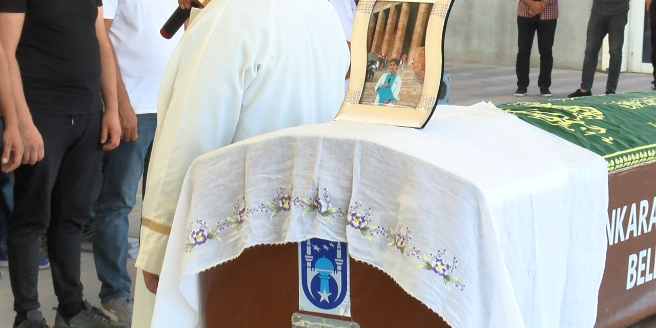 Kalp Krizinden Ölen Üniversiteli Nazlı Ece, Memleketi Ankara'da Toprağa Verildi