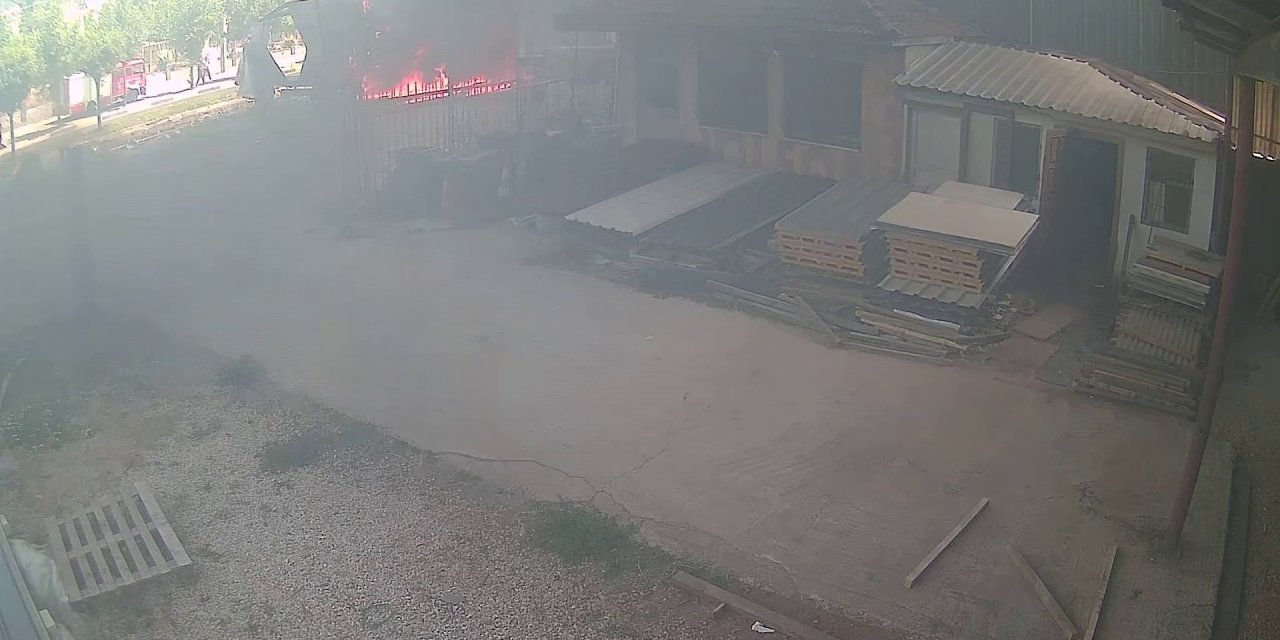 Sakarya'da karşı şeride geçen TIR, 2 TIR'a çarptı: 1 ölü, 2 yaralı (3)