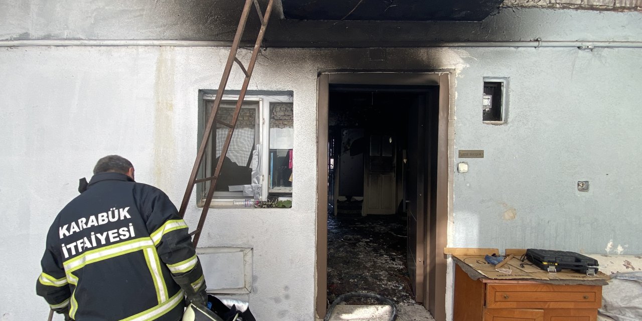 Karabük'te çıkan yangında iki katlı ev kullanılamaz hale geldi