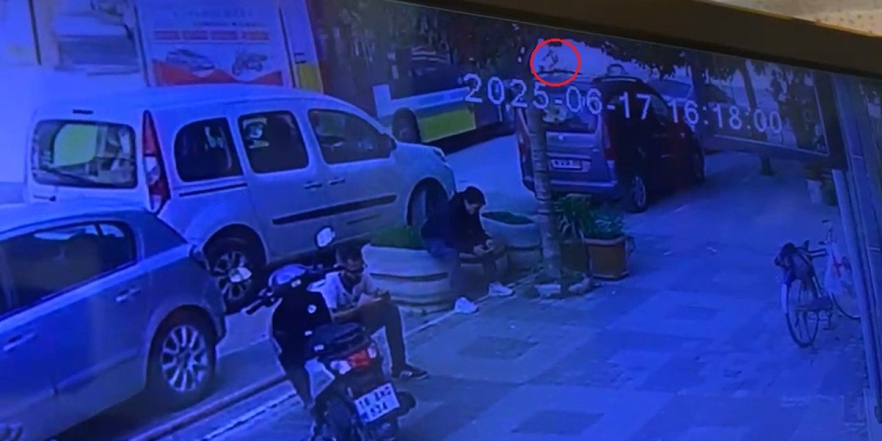 Özel halk otobüsü ile çarpışan motosikletin sürücüsü yaralandı; kaza kamerada