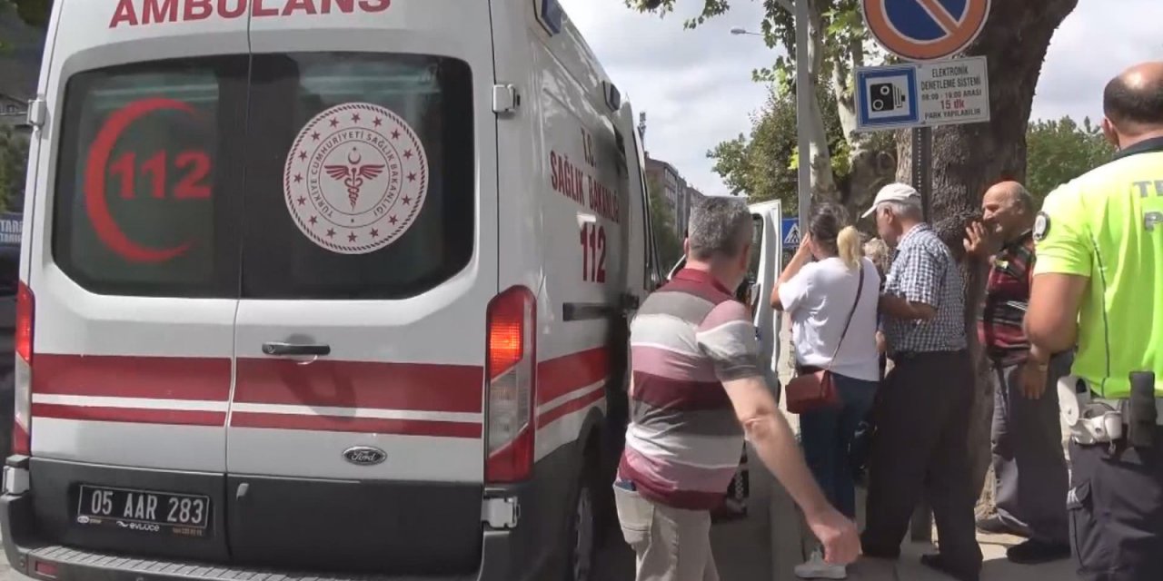 Amasya'da Yayaya Yol Verdi, 3 Otomobil Birbirine Çarptı; 5 Yaralının Olduğu Kaza Kamerada