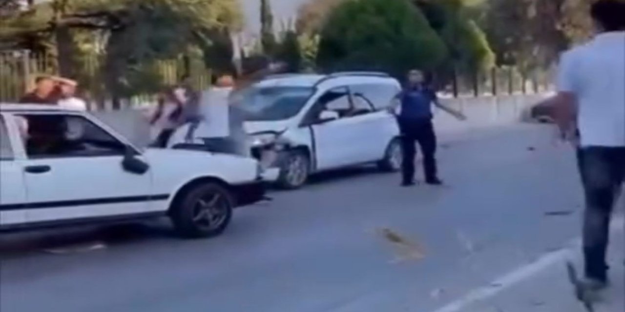 Trafik kazasının ardından tartıştığı 5 kişilik aileyi bıçakladı