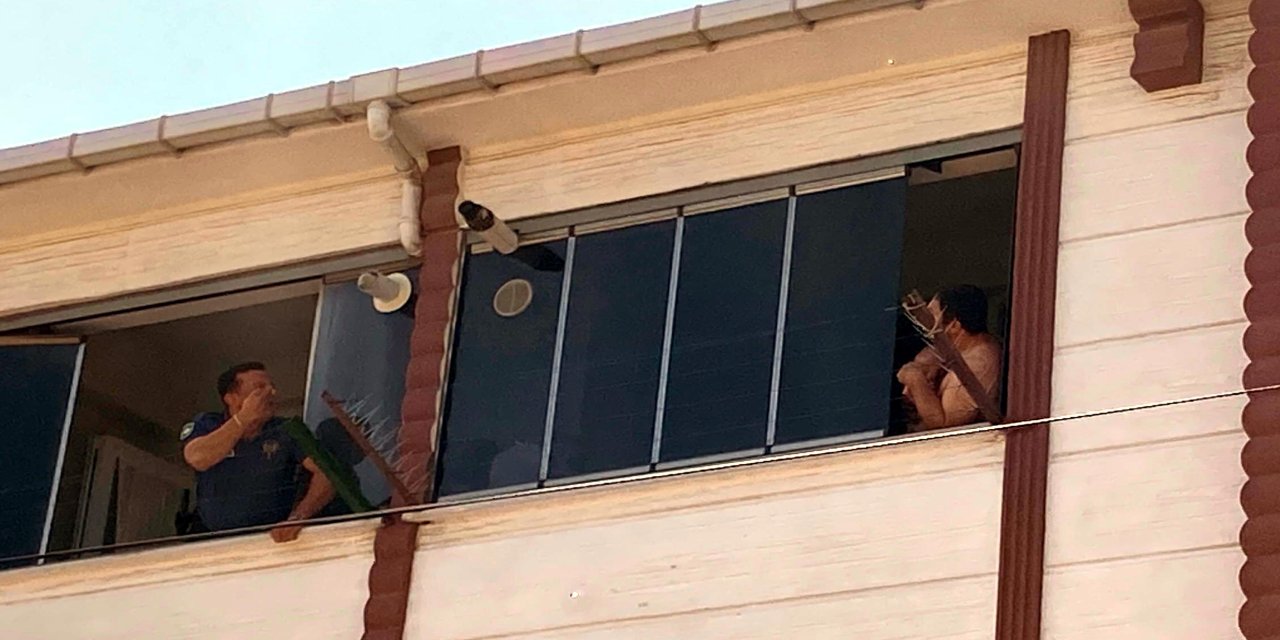 Eşiyle tartıştı, 4 aylık oğlunu pencereden atmaya kalktı