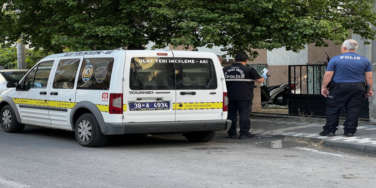 Kayseri'de, alkollü 2 arkadaş birbirini bıçakladı