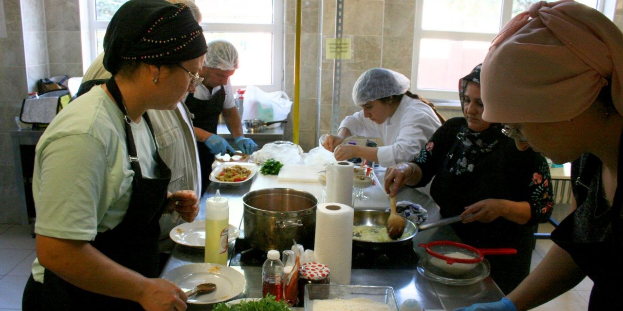 Lise Öğrencileri, Aileleriyle Yemek Yaptı