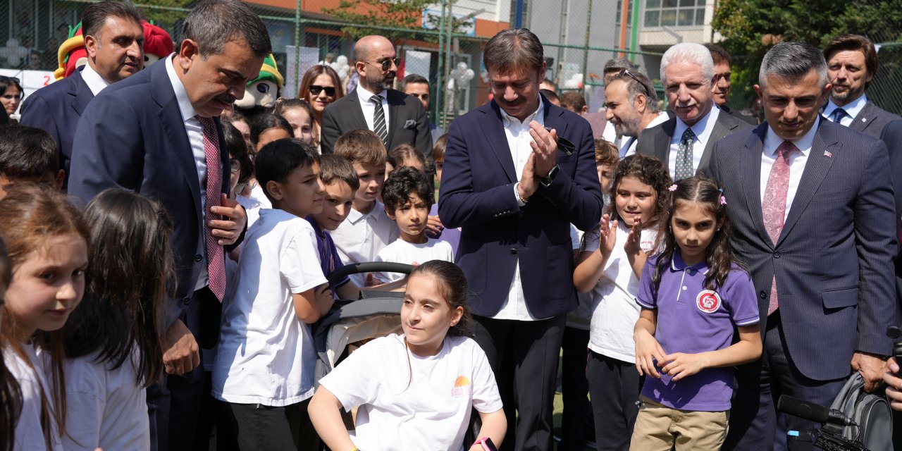 İstanbul - Bakan Tekin, öğrencilerin karne sevincine ortak oldu