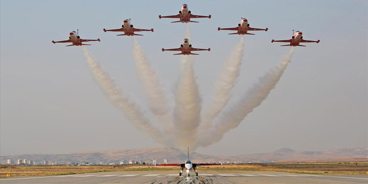 HÜRJET, Türk Yıldızları ile tarihi uçuşa imza attı