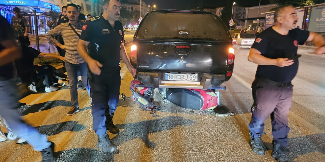 Bursa'da, devrilip kamyonetin altına giren motosikletli yaralandı