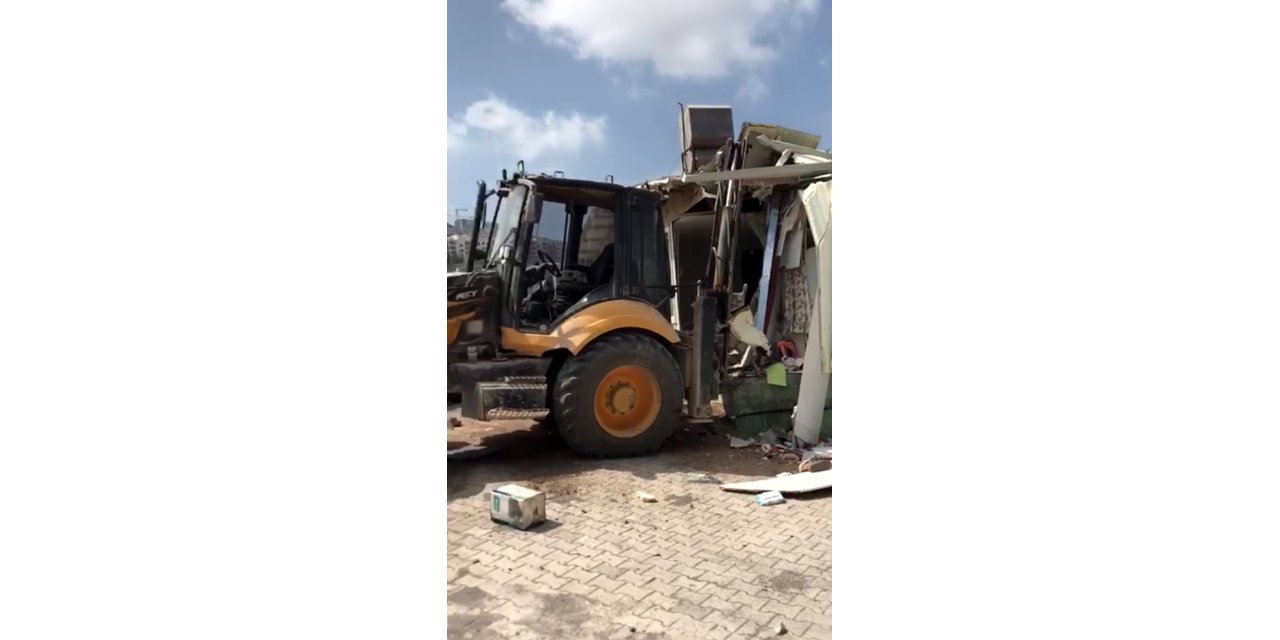 İş makinesinin çarptığı prefabrik ev yıkıldı